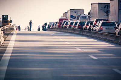 Bouchon sur autoroute : file de voitures et de poids lourds à l’arrêt en plein jour